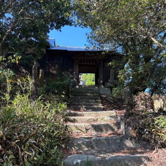 この太師堂の門を上がって過ぎた横に山頂への道があります。