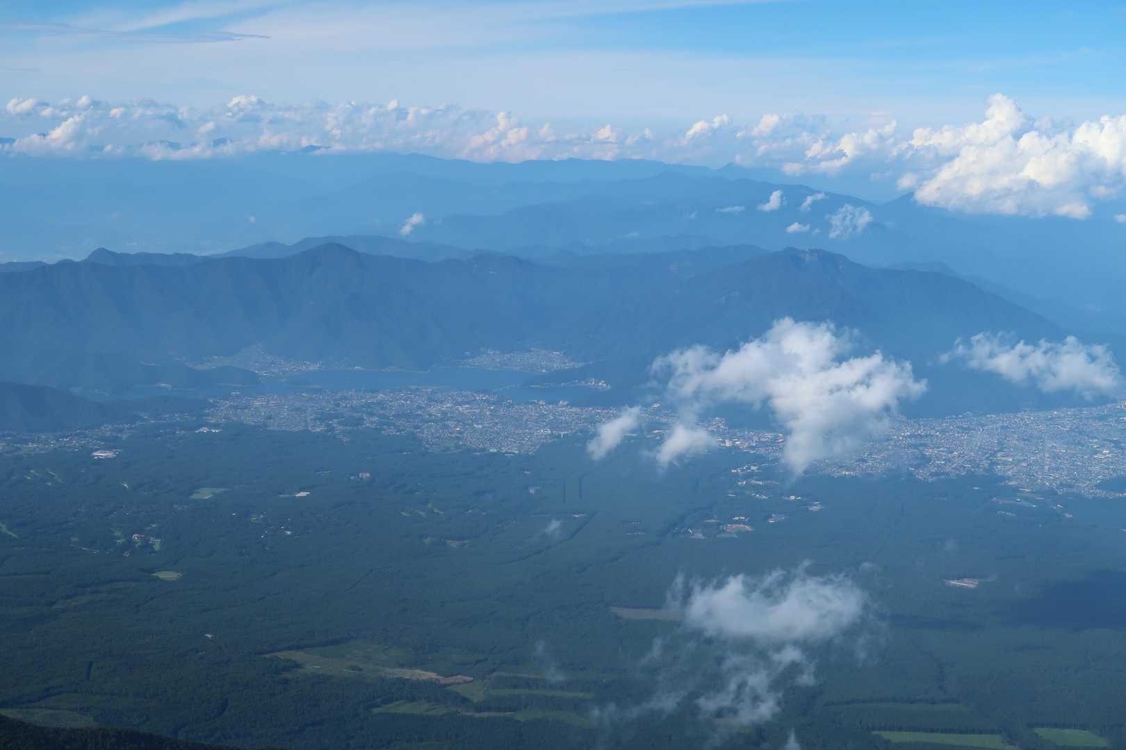 河口湖と以前縦走した御坂の山々