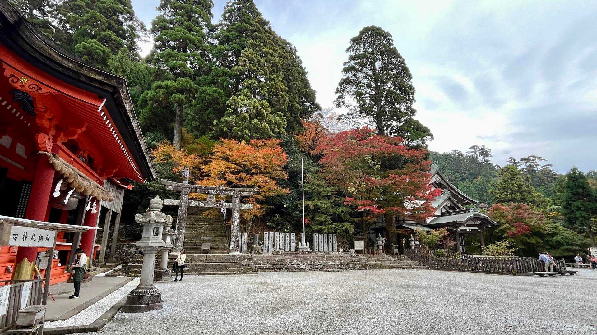 銅の鳥居・奉幣殿 往復コースの写真