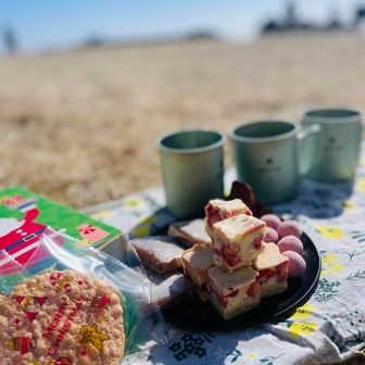 風を避けて芝生の上で☕️