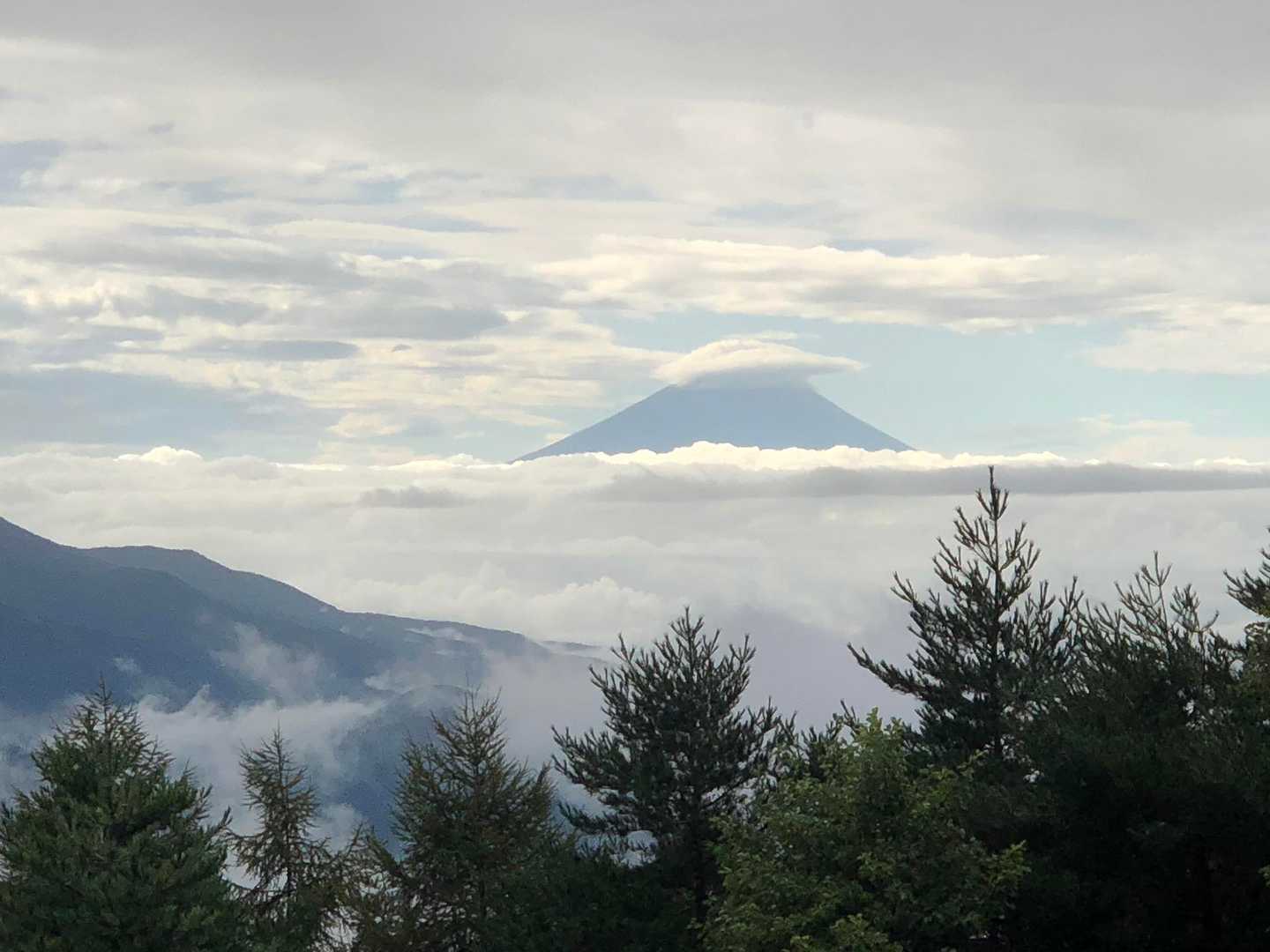 雲が上下に分かれているおかげで
奇跡的に富士山🗻が見える😆