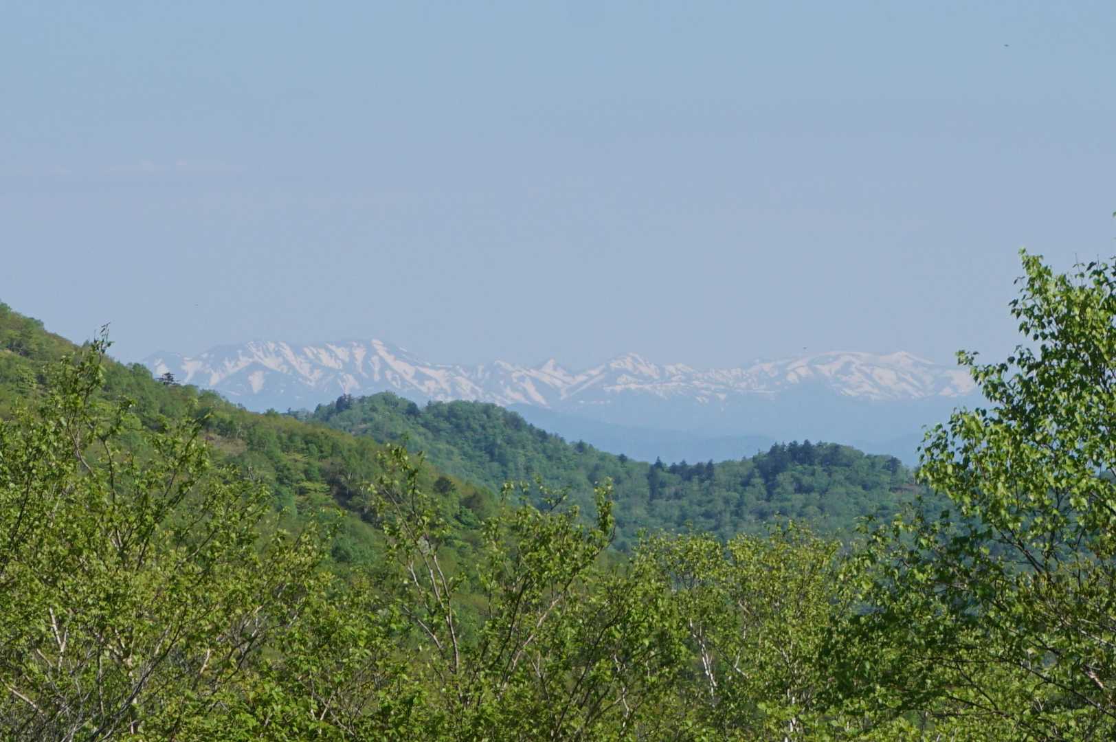 谷川連峰ですな！
まだ結構雪が有るんだね…