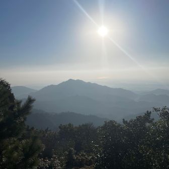 お天道様と山並み