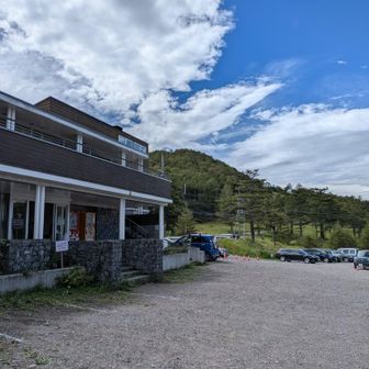 ビジターセンターに帰着、センター前の駐車場は満車だったようです（手前スペースは施設利用者専用）