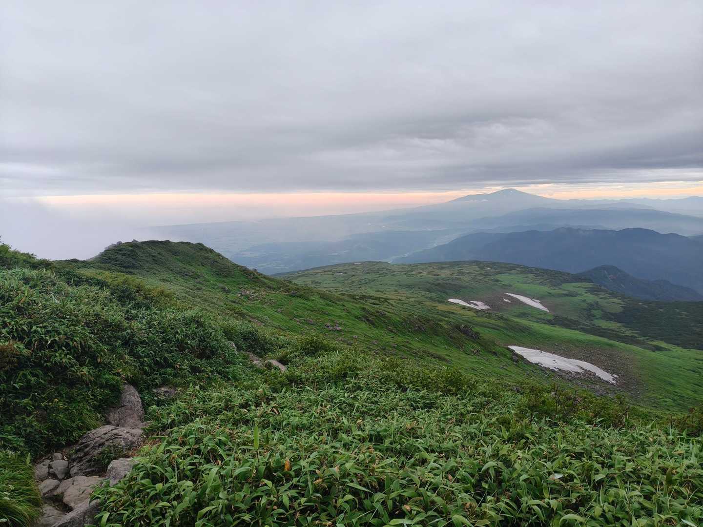 月山八合目往復 | 夏は残雪と花の楽園、秋は黄金に染まる草紅葉、四季折々の魅力の写真