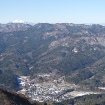 上斎原の集落と大山