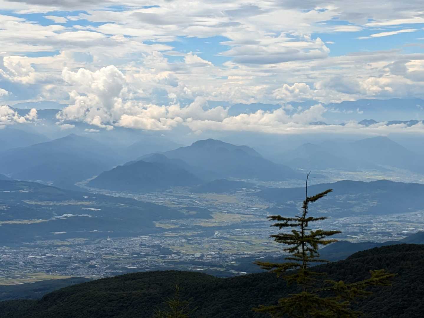 山頂から眼下
独鈷山