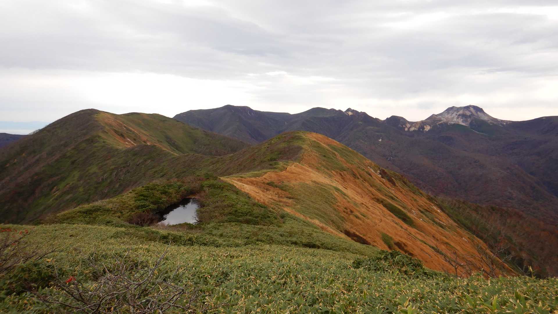 引き返しています。途中に小さい池、表那須の山々とともに　良い景色です💟
