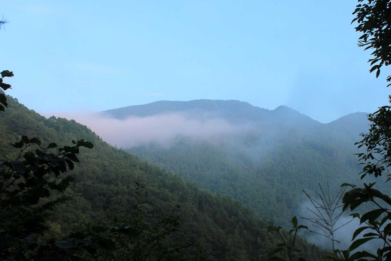これから登る鍋冠山(なべかんむりやま)。名前の通り、お鍋をかぶったような丸い山容です。鍋冠山を越えて大滝山へ至る道はかつて飛州新道と呼ばれ、江戸時代に開通し信州松本と飛騨高山を結んだ交易の道でした。