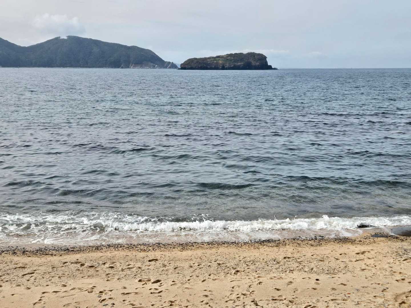 外周路に至ると 浜から｢大机島｣が望めた。