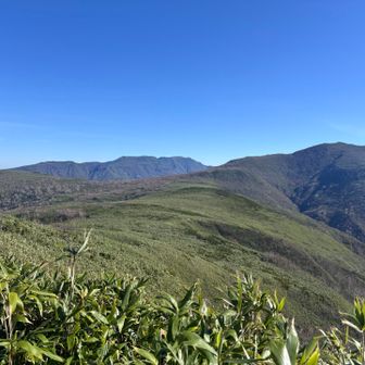 標識まで戻ってお湯沸かしてのんびり。遠くに暑寒別岳見ながら。