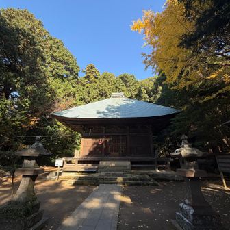 ハイキングコースはお堂の左から