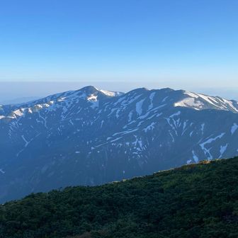飯豊山の最高峰より、北飯豊の眺め