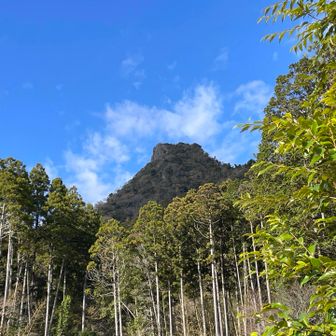 無事下山して再び南峰を仰ぎ見る