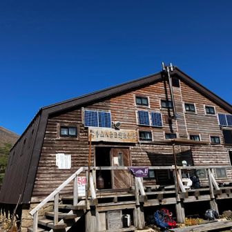 避難小屋というより、これはもう普通の山荘だな。
管理人もおり、土曜ということもあって、泊まられる方も多かった感じ。