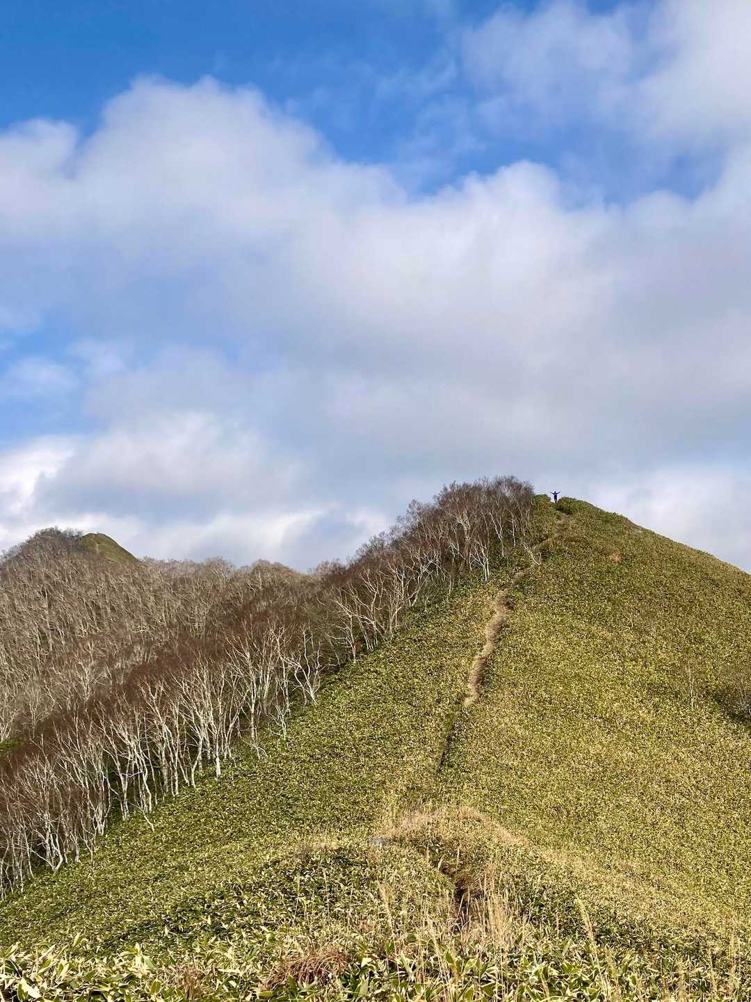 下から📷
青空と右側に私で左奥が山頂
