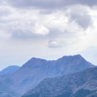 双耳峰の多良岳の姿はいいですね。経ケ岳
の山頂や途中の登山道で、福岡や神戸そして
長野からのハイカーさんと挨拶し山の話し
をしました。楽しかったです、感謝です！