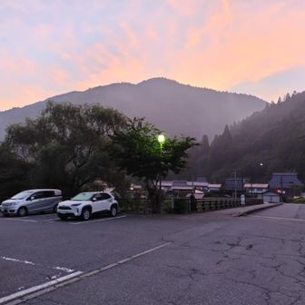 車中泊して
5時にスタート
駐車場内には車のそばにテントを張っているグループもおりました

近くに綺麗な和式水洗トイレと自販機があった😊朝は缶コーヒー、下山時は冷たいコーラを頂きました✌️