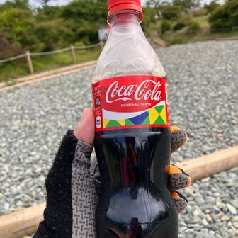 帰りの途中みやま山荘で油売ってコーラガブ飲み😆