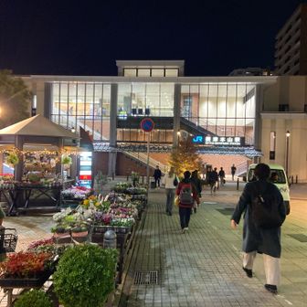 駅着きました〜。