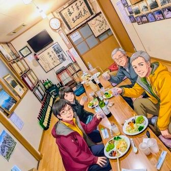 なごやかに夕餉の団欒、小屋のご主人が写してくださった
