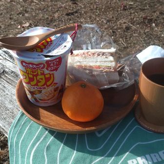 ベンチでご飯☕