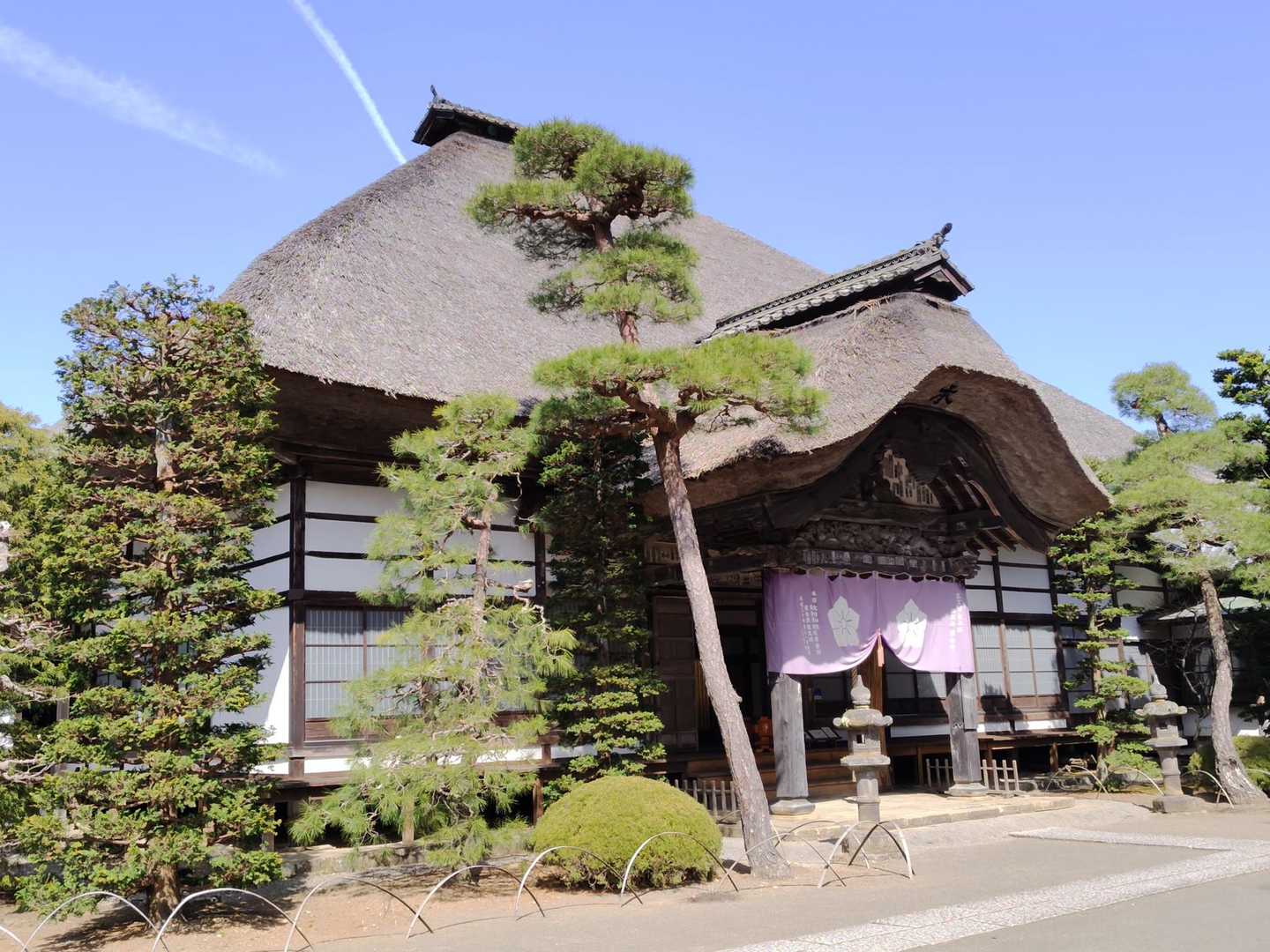 茅葺き屋根の本堂