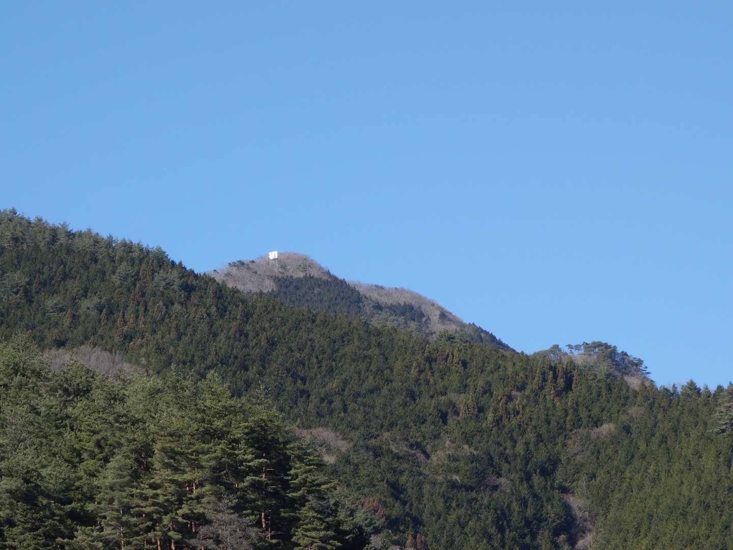 甲州街道より
先程までいた山頂付近の反射板が小さく見えます。