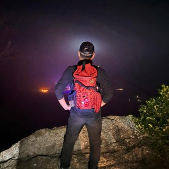 笠松山東峰からタオル美術館を見下し、カッコつけるオリエンタルヨッシーさん、けしからん（笑）