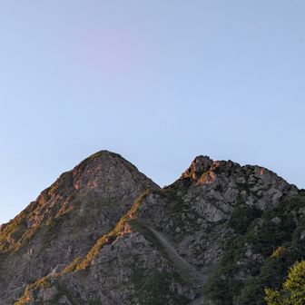 塩見岳も染まります。