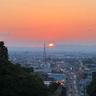二上山に夕日が沈む