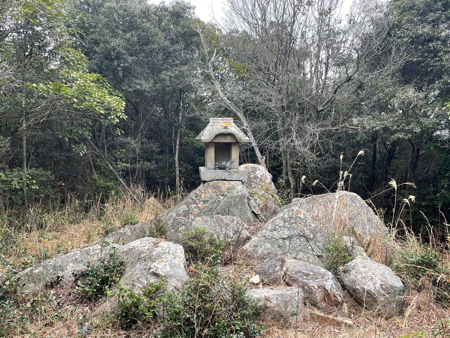 報恩大師の祠　報恩大師は岡山で沢山の寺院を開基しました。山名も報恩大師に因みます。