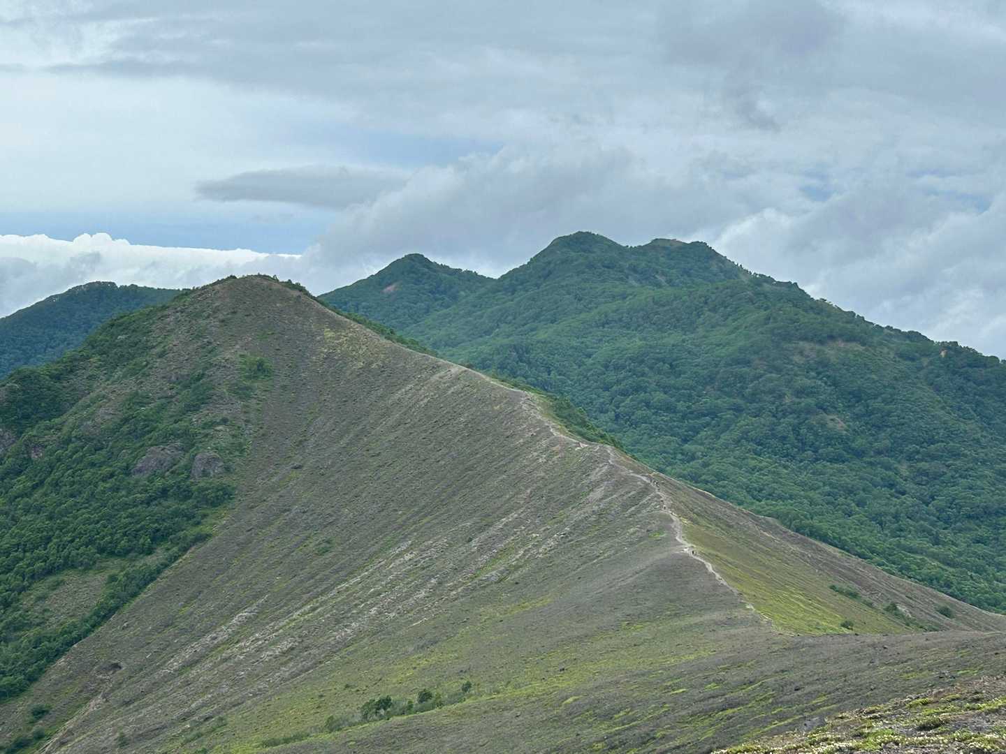 北山932峰へ向かいます（手前に見える尾根を上がった先が932峰⛰️
その奥には風不死岳⛰️がくっきり見える😊この時点で風不死岳行きが決定しました👍

