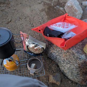 夕食。お湯の量がつかめなくてビチョビチョのリゾットに。室堂で汲んだお水が美味しい。