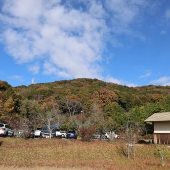 昼間になると
湖西連峰も紅葉が映えますね