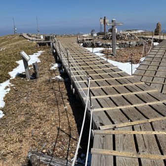 陽当たり良好で山頂にはほとんど雪なし