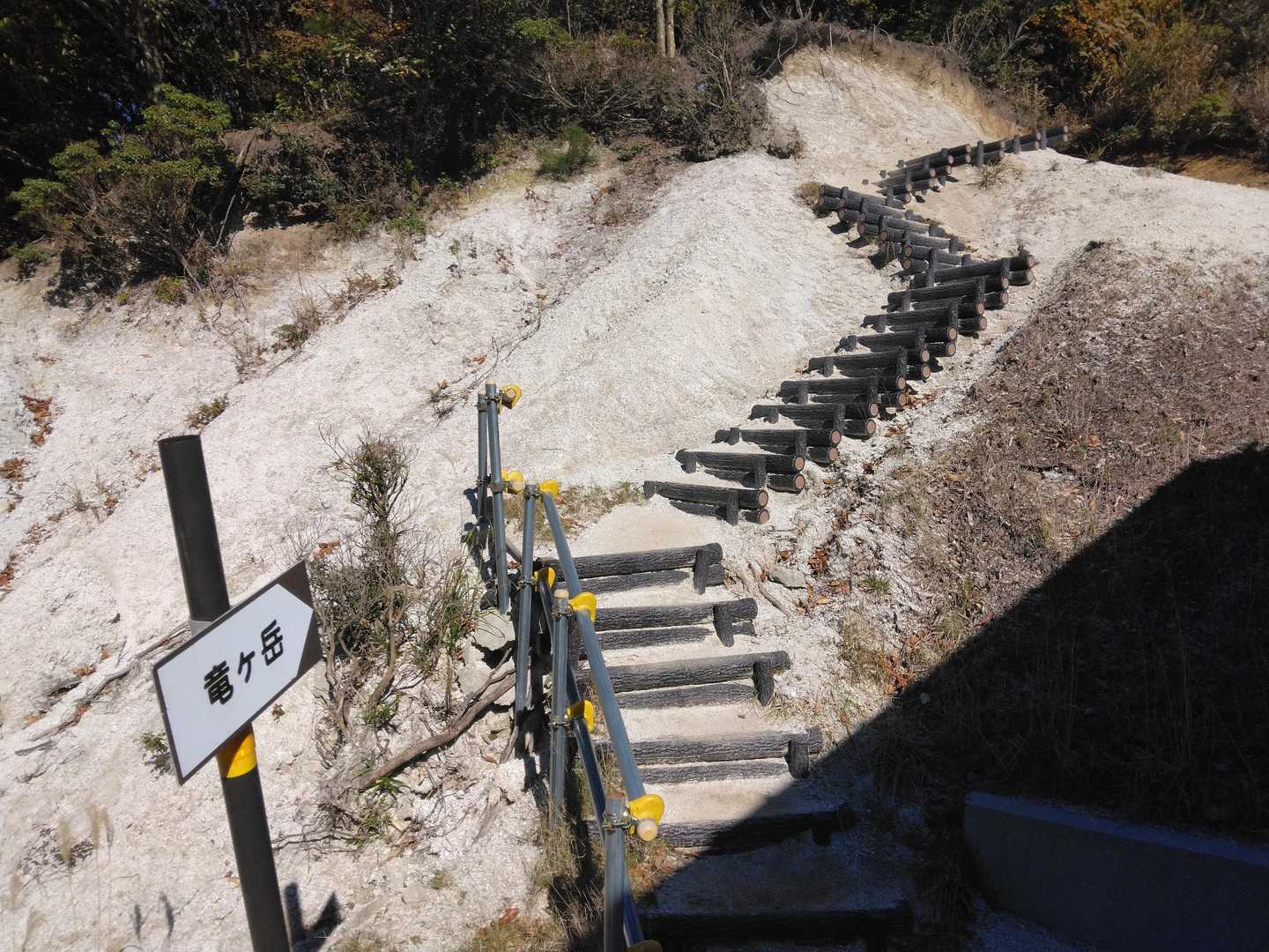 トイレ裏の階段から登ります