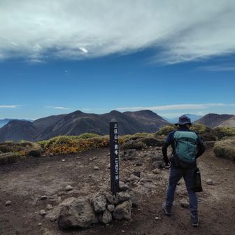 長い斜面を登ると南峰