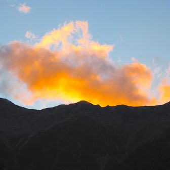 夕雲の下の赤石岳稜線。中央の丘が椹島下降点