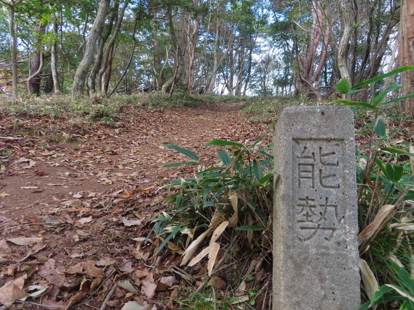 ゴルフ場を右手に見ながら登ります