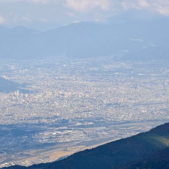 雲の下に出たら
甲府の街が見えた