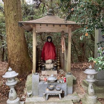 お地蔵さんも防寒ばっちり。