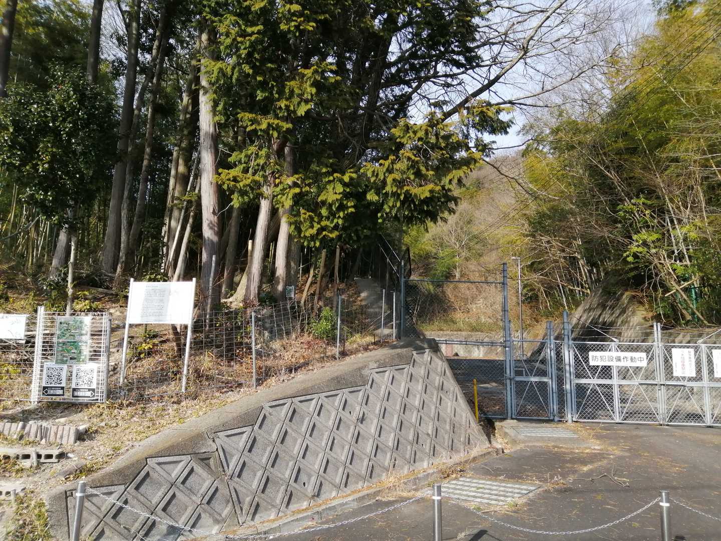 注意⚠️
舗装路を下ってくると上にもゲートがあるので、そのフェンス脇を通って降りてくると木々の中を抜けて横[写真では左]のフェンスの出入り口に繋がっています
　