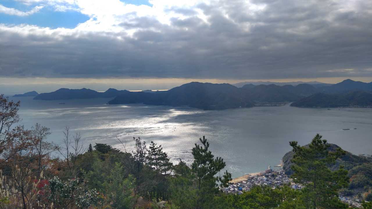 弓削島🏝️その先に
うっすらと四国の連山⛰️⛰️⛰️✨