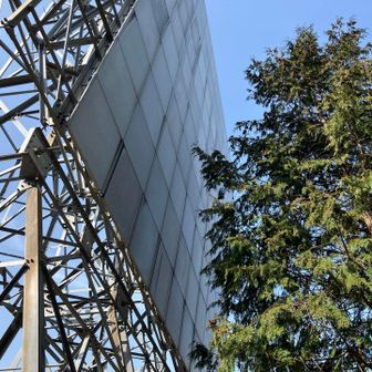 木で隠れてる。もう使ってないのかな？