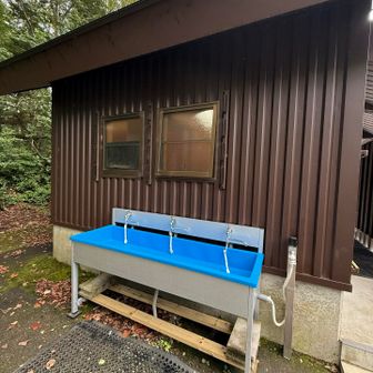トイレの横にとても綺麗な靴洗い場
