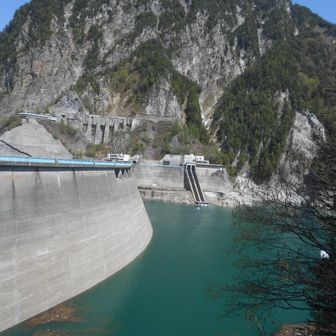 黒部ダムの堰堤を１５分歩く．．
今年、ダムの水、少ない❗❓．