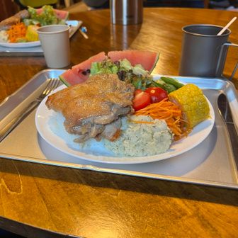 夕食風景。人数少ないのでみんなで仲良く食事。