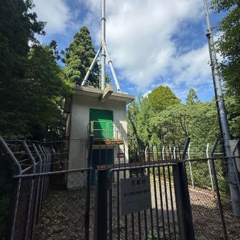 佐々里峠の京都府無線中継所。下方に峠道が見えてきます
