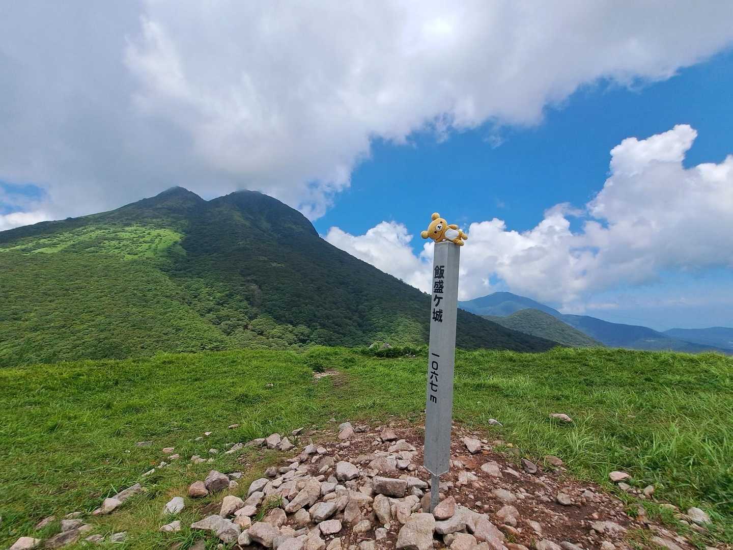初登頂▲🧸🙌
由布岳をバックに😄